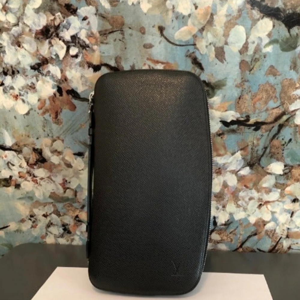Loiue Vuitton Black Taiga Atoll Organizer